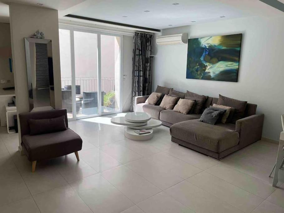 Charming 2-bedroom 2 Bath - Appartement Sliema